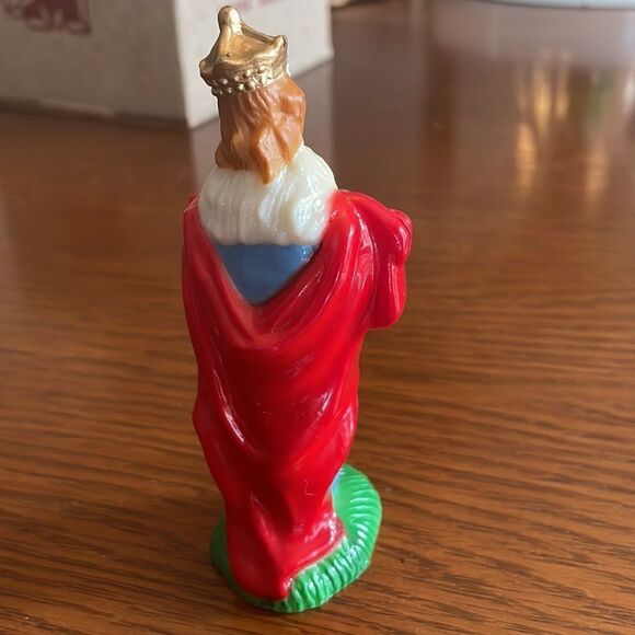 Vtg hard plastic wise man from nativity scene with gold crown/holding gold box‎ - Picture 2 of 6